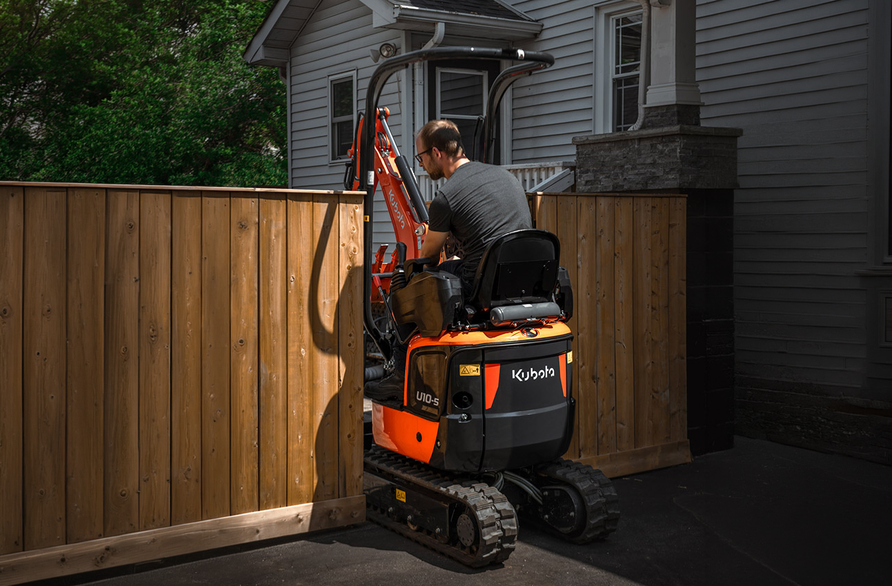 Compact excavator fitting through a narrow side gate